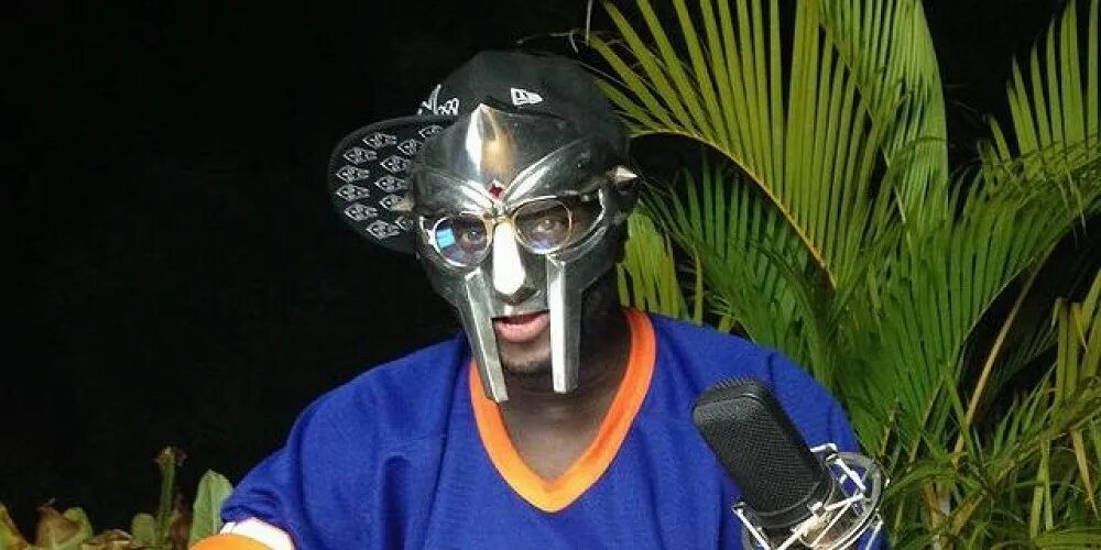Mf doom сын. Mf doom рэпер. mf doom маска. mf doom 2004.