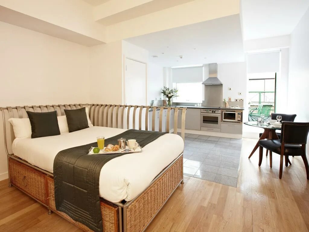 Serviced Apartments. Отель «Ranmoor serviced Apartments - the Courtyard Suite» в Шеффилде Англия. .Studio four London.