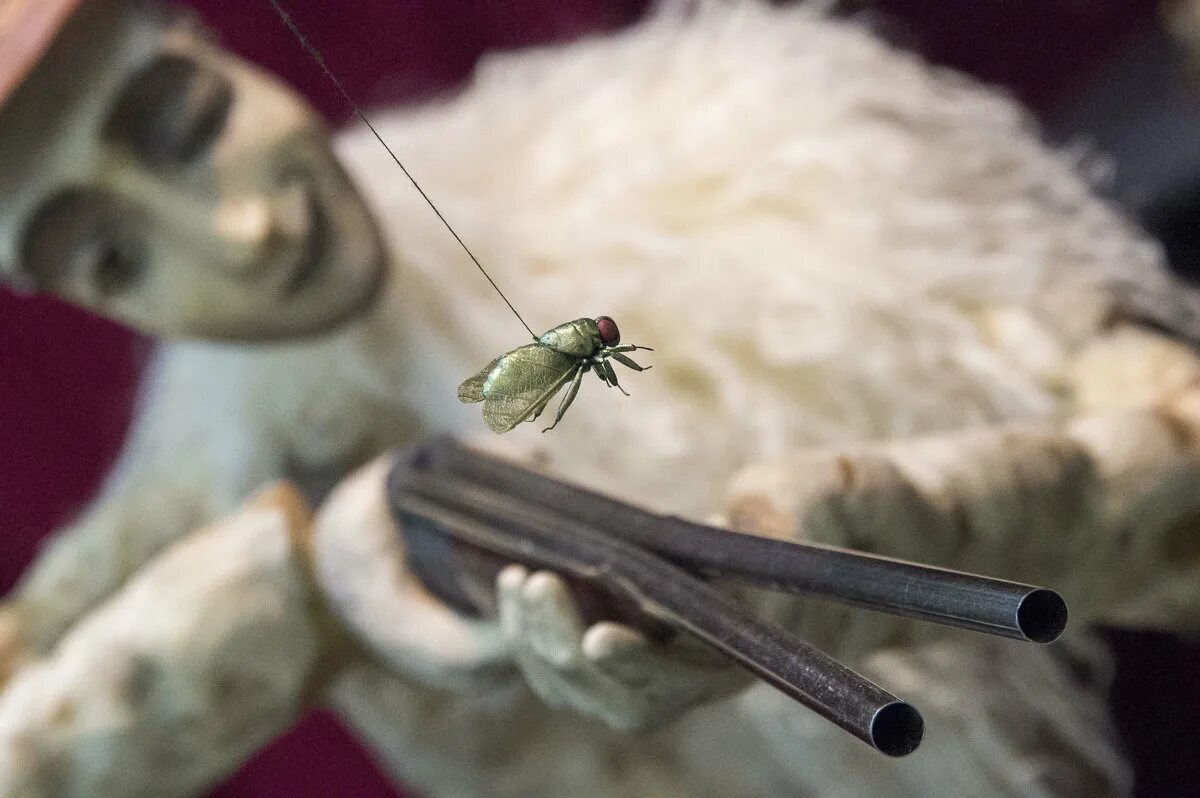 муха пистолет. ак 12 прицел мушка. мухи дохнут. картины из мух. какая муха тебя укусила.