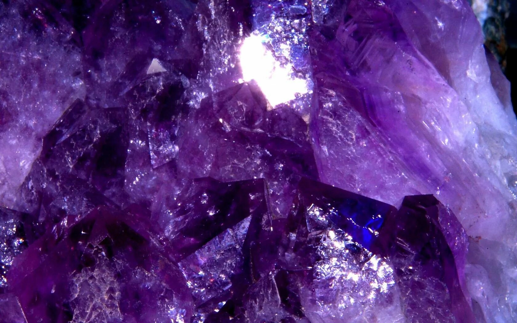 Черно серые кристаллы с фиолетовым металлическим блеском. Фиолетовый кристалл. Фиолетовый топаз камень. Фиолетовый камень аметист. Фиалковый аметист.