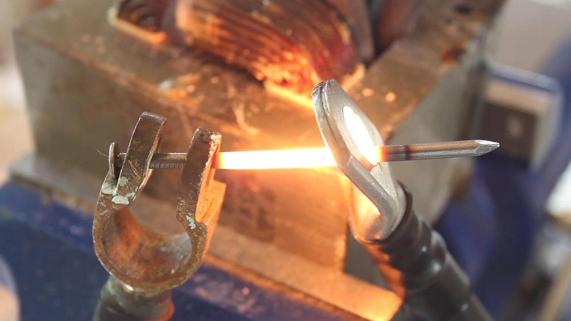 Аппарат точечной контактной сварки для меди. Нагретый металл. Раскаленный металлический прут. Кольцевой индукционный нагреватель 150мм. Ковка металла.