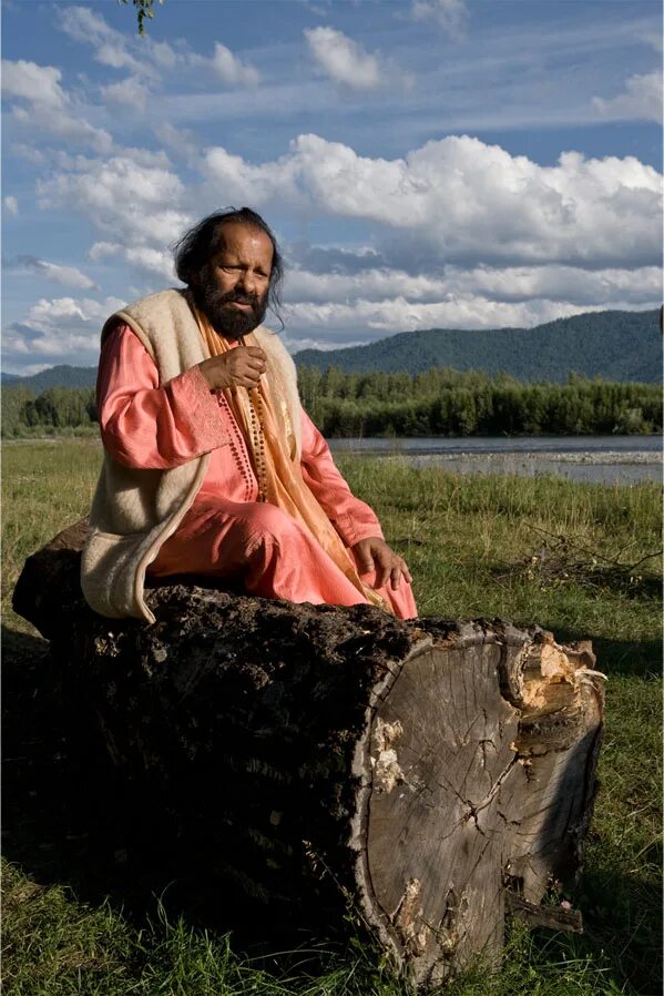 садхгуру и пайлот баба. гималайская йога бабаджи. ашрам бабаджи в индии. пайлот бабаджи. пайлот бабаджи 2020.