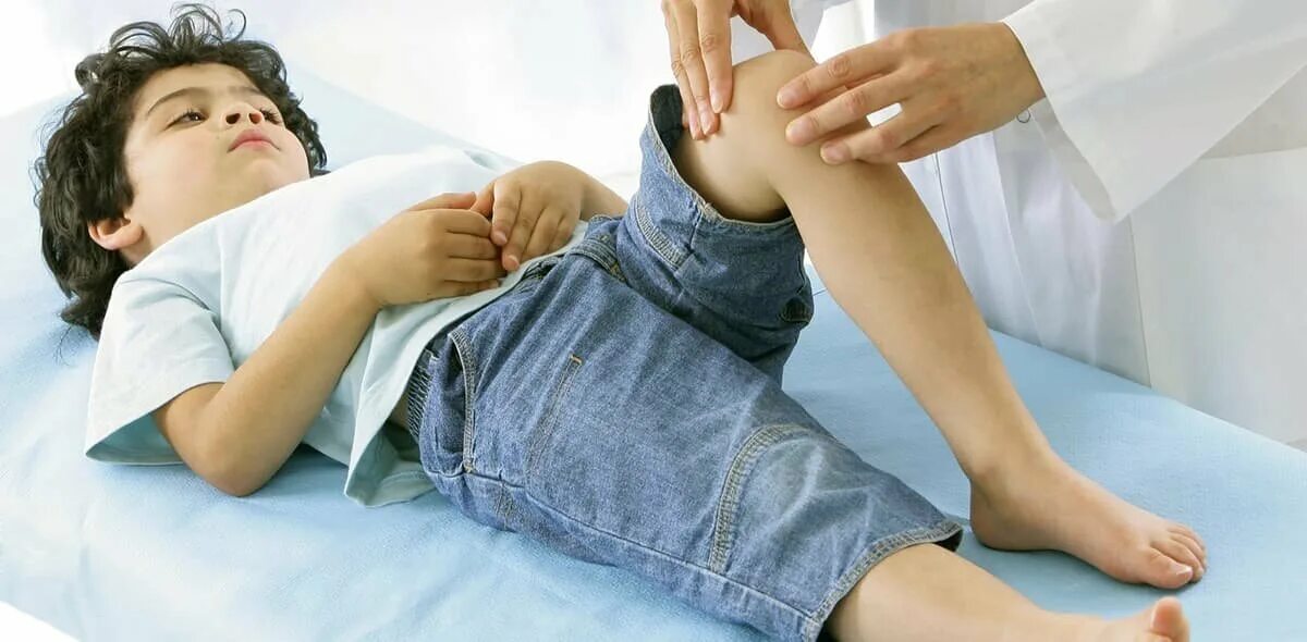 Дисплазия у новорожденных. Андрей барабаш кинезиология. Боль в колене. Больные колени. Почему ребенка хрустят ноги.