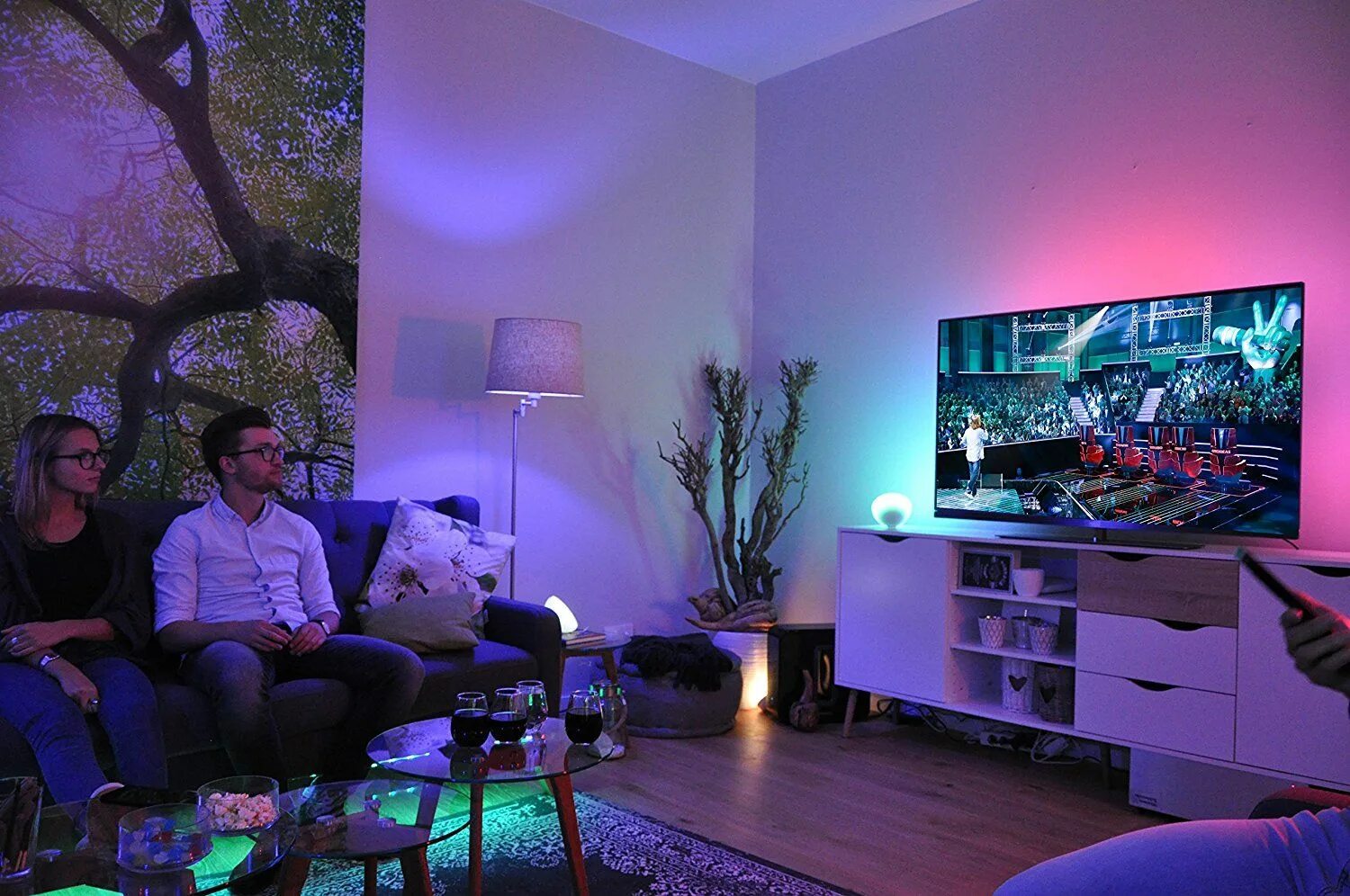 Лучший умный свет. Philips Hue умный дом. Philips Ambilight лампы. Philips Hue панель. Philips Hue система освещения.