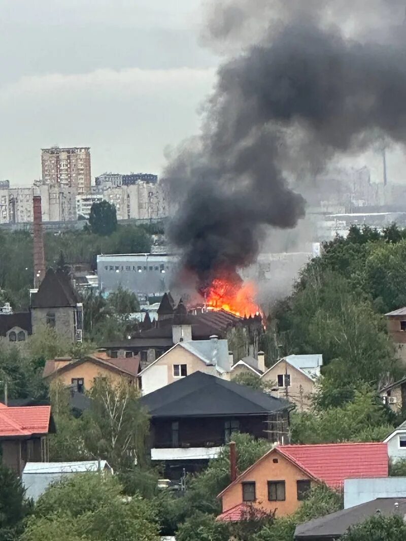 Сгорел парк. Шато отель Немчиновка парк. Пожар в Немчиново парк. Пожар дома. Немчиновка парк отель пожар.