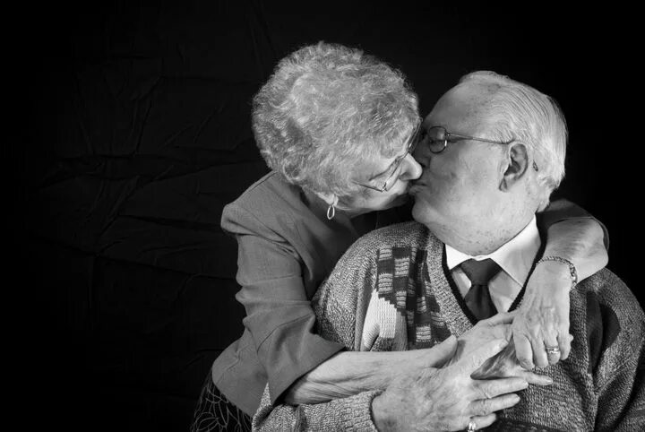 Видео старых семейных пар. Близость пожилых. Пенсионеры любовь. Позирование пожилых пар. Старики любовь.