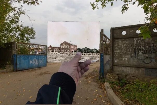 Где снимали новогоднюю манюню. Пушкино локации. фильмы снятые в пушкине. родные где снимали. где снимали коробка.