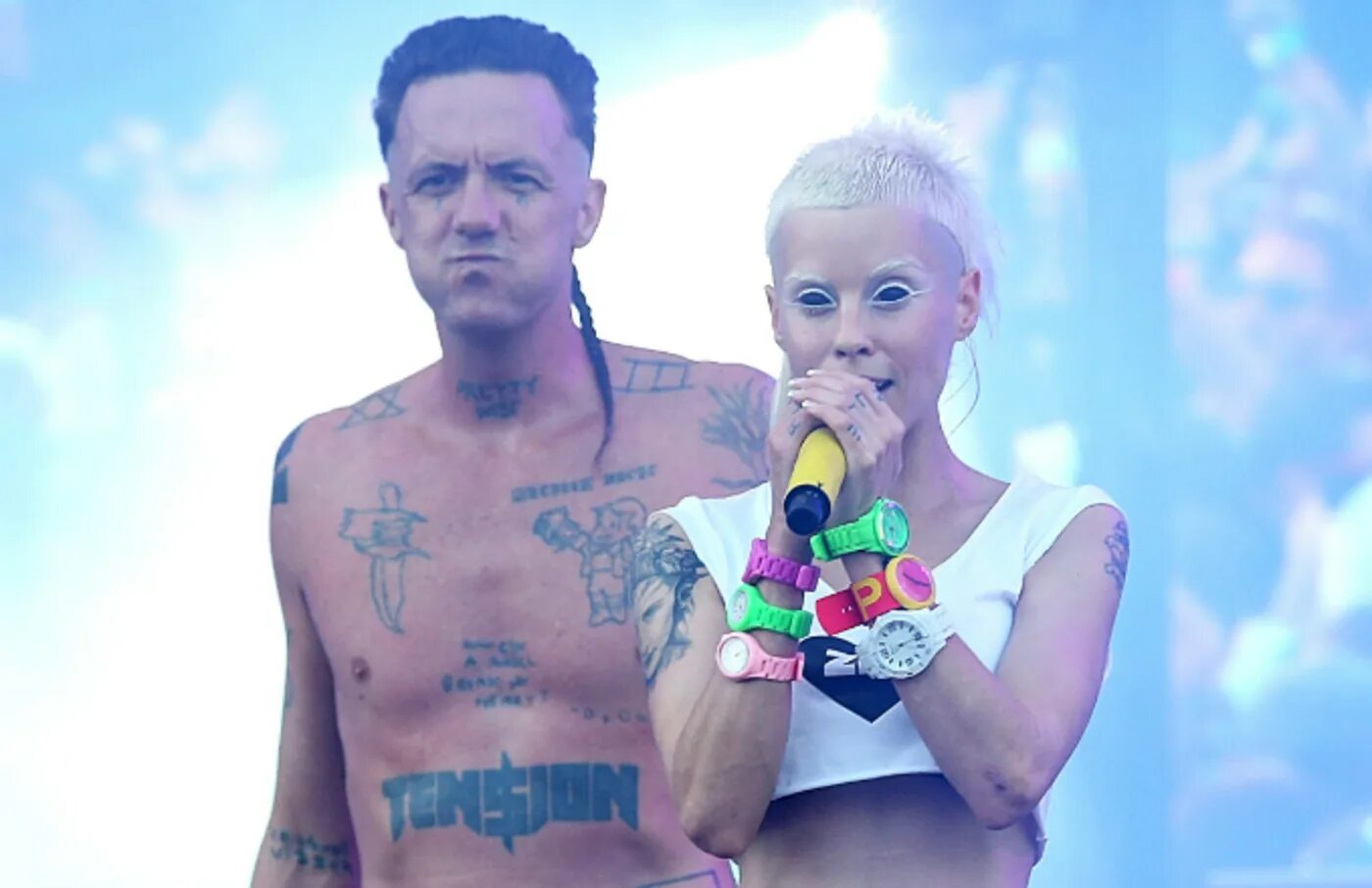 Die antwoord brain. Группа die antwoord 2020. Йоланди Фиссер группа. Токки сын солистки die antwoord. Уоткин Тюдор Джонс 2022.