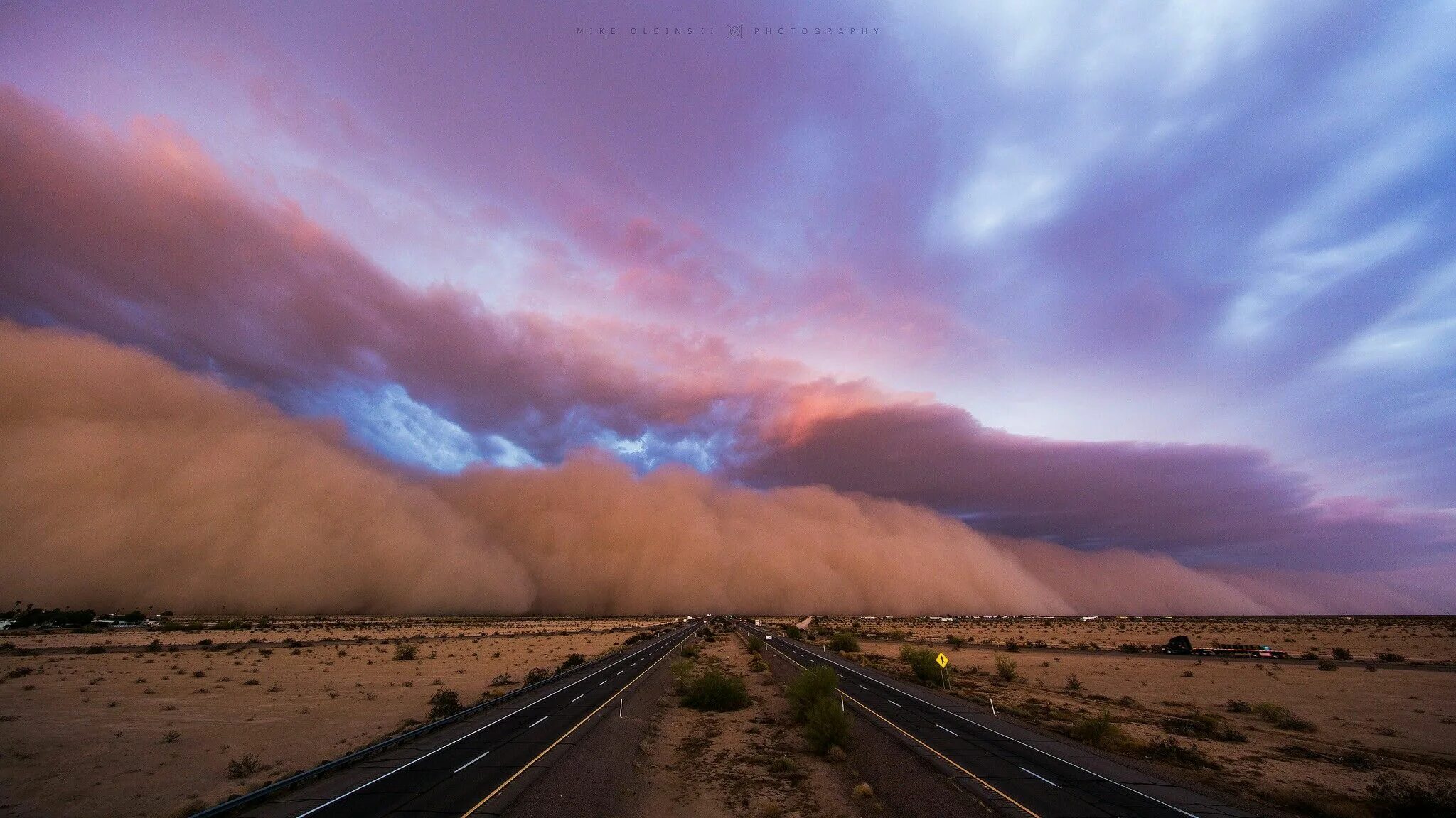 Пыльный город где то. Песчаная буря. Пыльная буря. Буря в пустыне. Песчаная буря в пустыне.