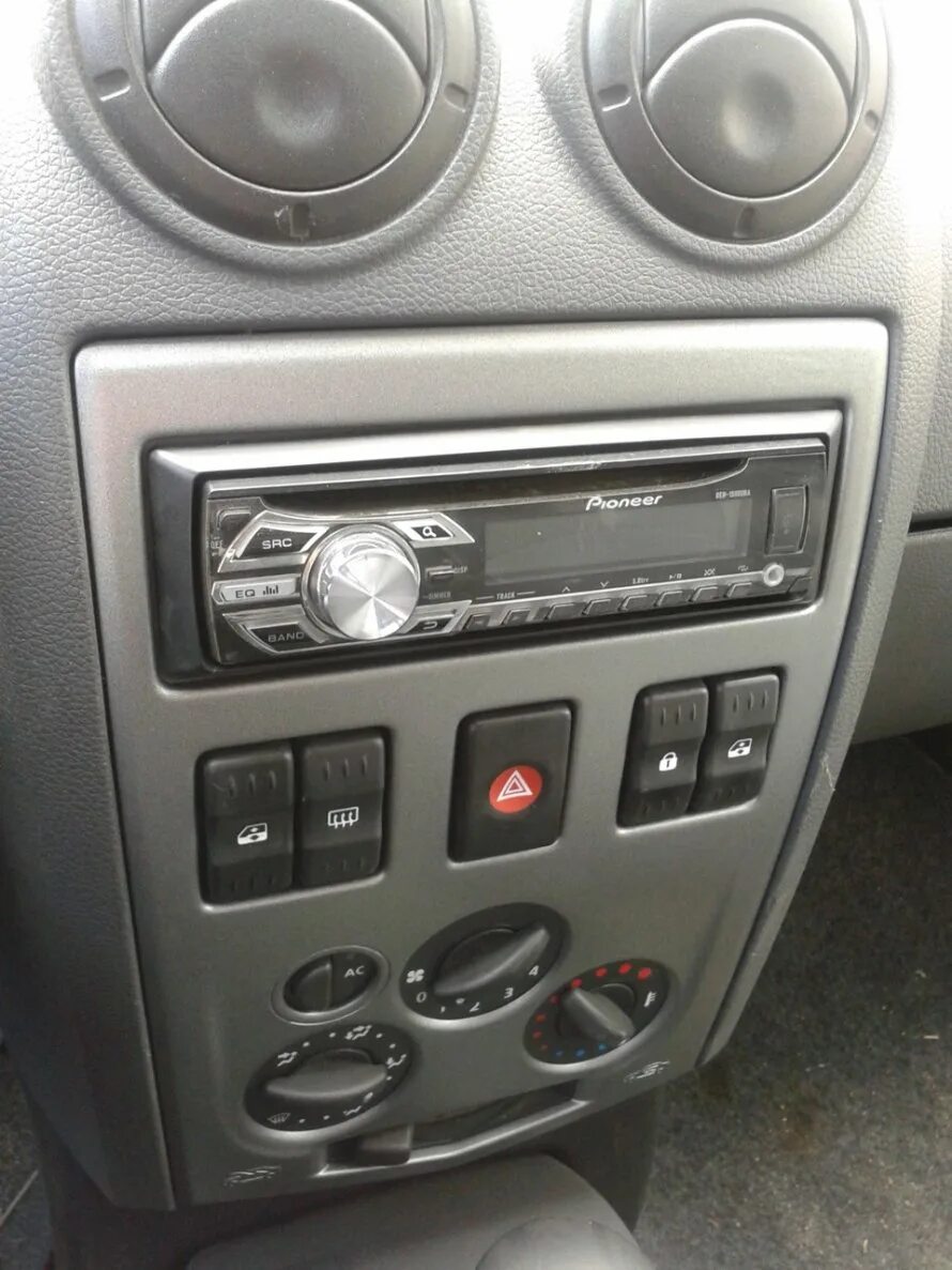 Панель рено логан 1. Панель рено логан 1 поколения. Рено логан 1 рестайлинг салон. Рено логан 1 2012 салон. Панель рено логан 1.