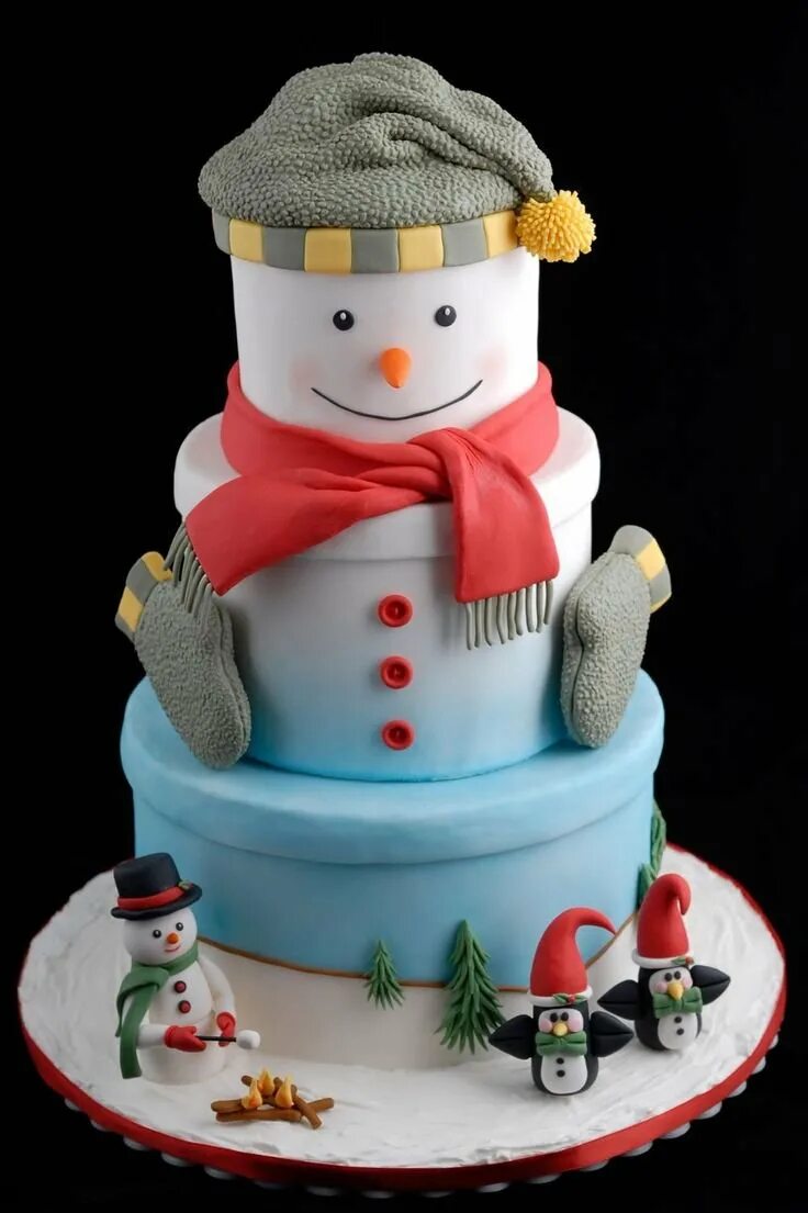 Торт снеговик. Торт в виде снеговика. Торт со снеговиком. Торт снеговик кремовый. Торт с елочками и снеговиками.