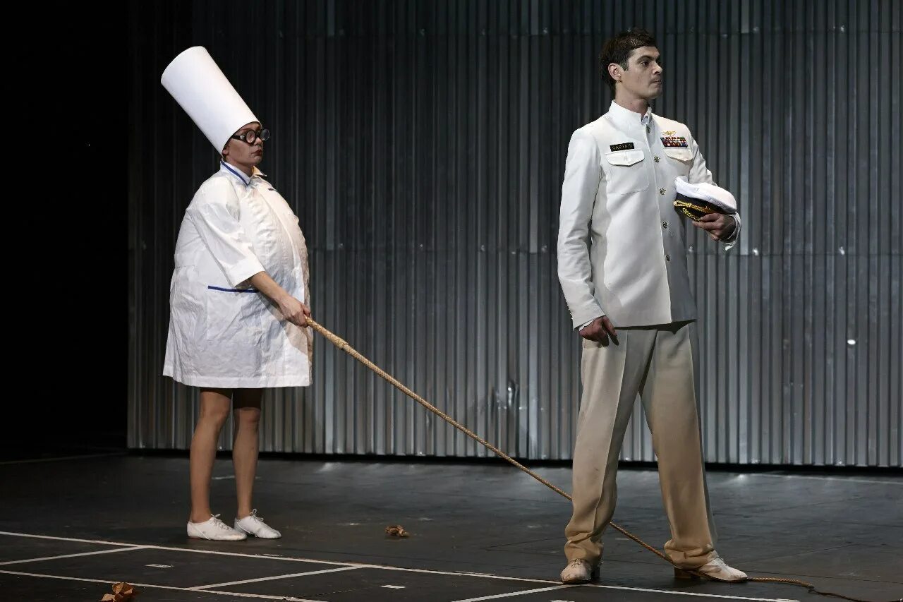 Цезарио шекспир. Спектакль. Фьезоланские нимфы боккаччо спектакль. Пьеса шекспира 12 ночь. Женщина играющая роль в театре.