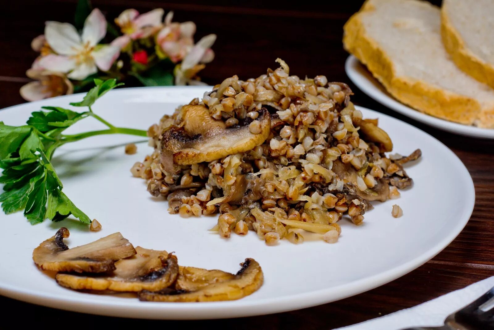 Гречка с грибами и индейкой. Гречка с грибами и куриным. Гречка с грибами и куриным. Гречневая каша с куриным филе и грибами. Гречка томленая с курицей и грибами.