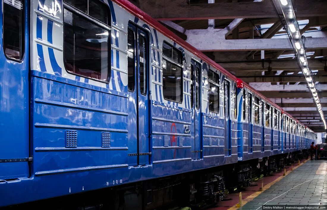 Депо электропоездов. Грузовой поезд метро депо свиблово. электродепо свиблово. поезда метро в депо. депо электропоездов метрополитена.