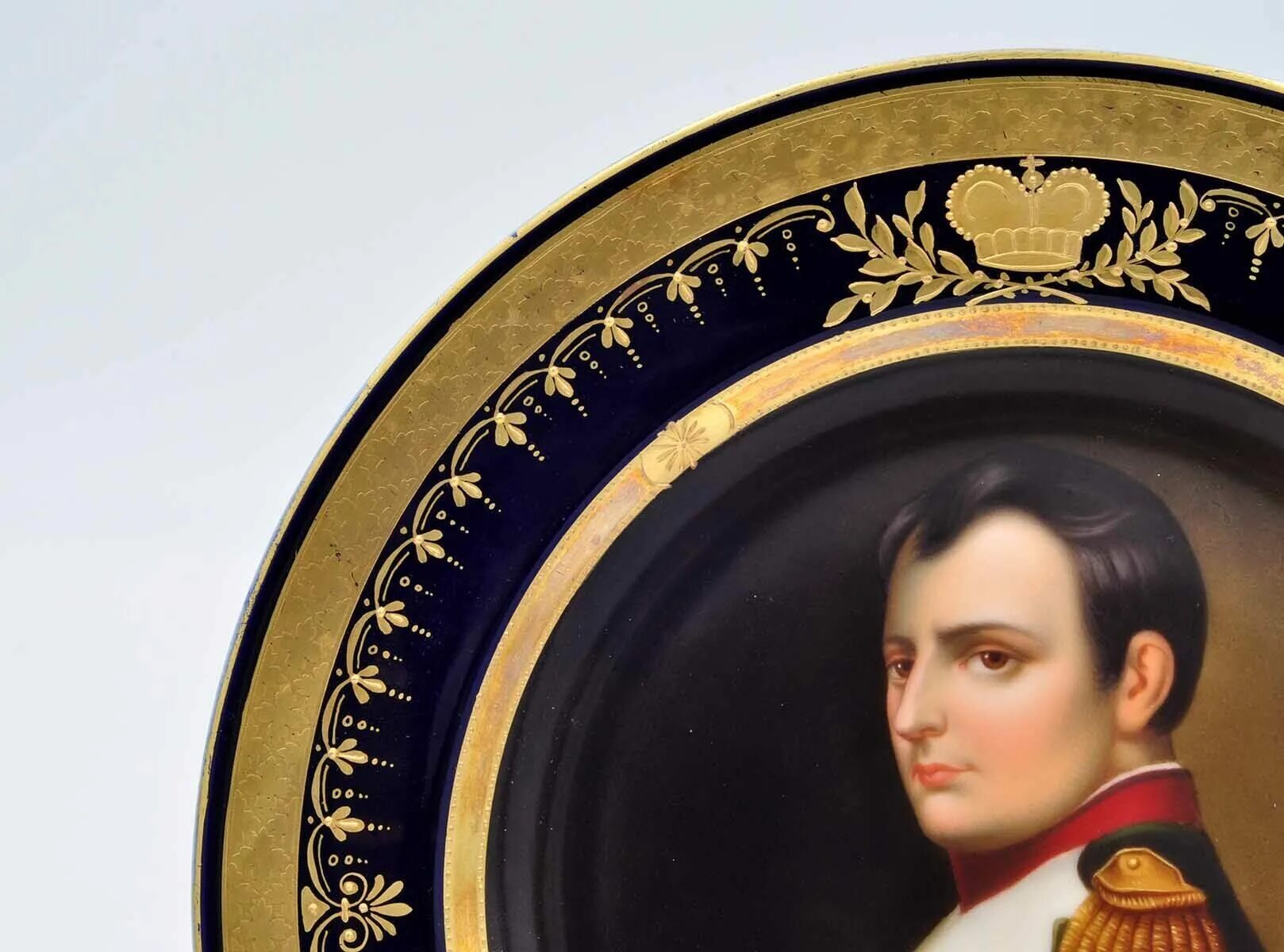 Наполеон бонапарт купить. Фарфоровая посуда Наполеона Бонапарта музей. Венская фарфоровая мануфактура. Наполеон на тарелке. Декоративная тарелка Наполеон.