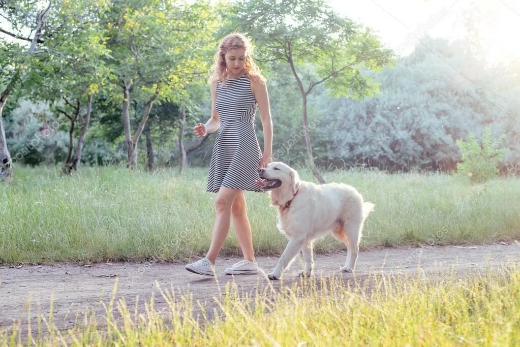 Собачка на прогулке. Женщина с овчаркой в парке. Девушка с собачкой. Идущая женщина с собакой. Девушка с собакой.