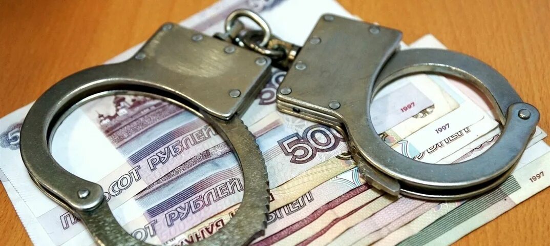 Возбуждение уголовного дела. Растрата денежных средств в особо крупных размерах картинки. Уголовное дело. Женщина похитила деньги. Взятка деньги наручники.