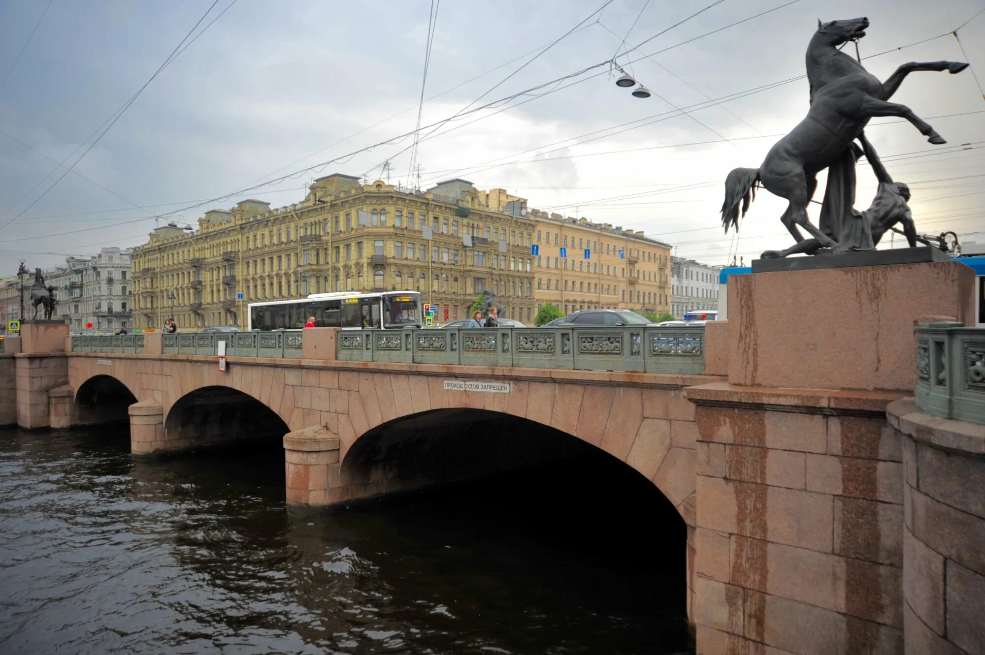 Через какую реку перекинут аничков мост. Аничков мост в Санкт-Петербурге. Аничков мост СПБ. Аничкин мост в Питере.