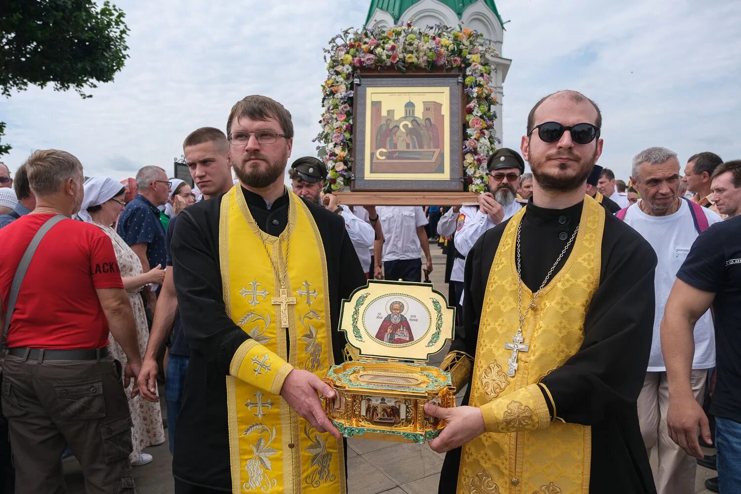 Самые интересные новости за неделю в россии. Крестный ход с мощами Петра и Февронии. Крестный ход с мощами Сергия Радонежского 2022. Ньюслаб Красноярск крестный ход. Боголюбский крестный ход.