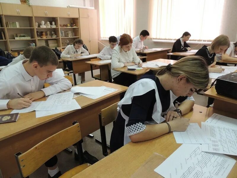 Экзамены 9 класс россия. Школьный экзамен. Экзамены в 9 классе. Фото класса в школе. Экзамен 9 класс 2013.