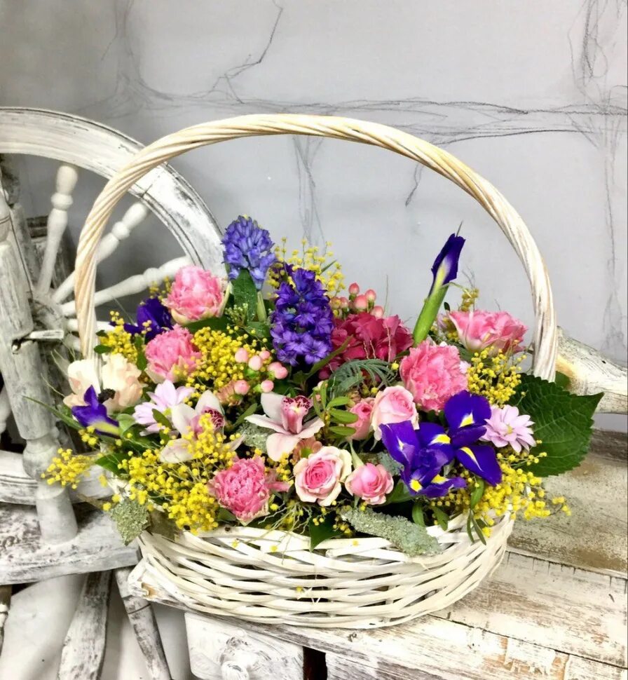 Корзинка с цветами. Красивая корзина цветов. Красивые корзины с цветами. Красивые корзины с цветами. Корзина цветов.