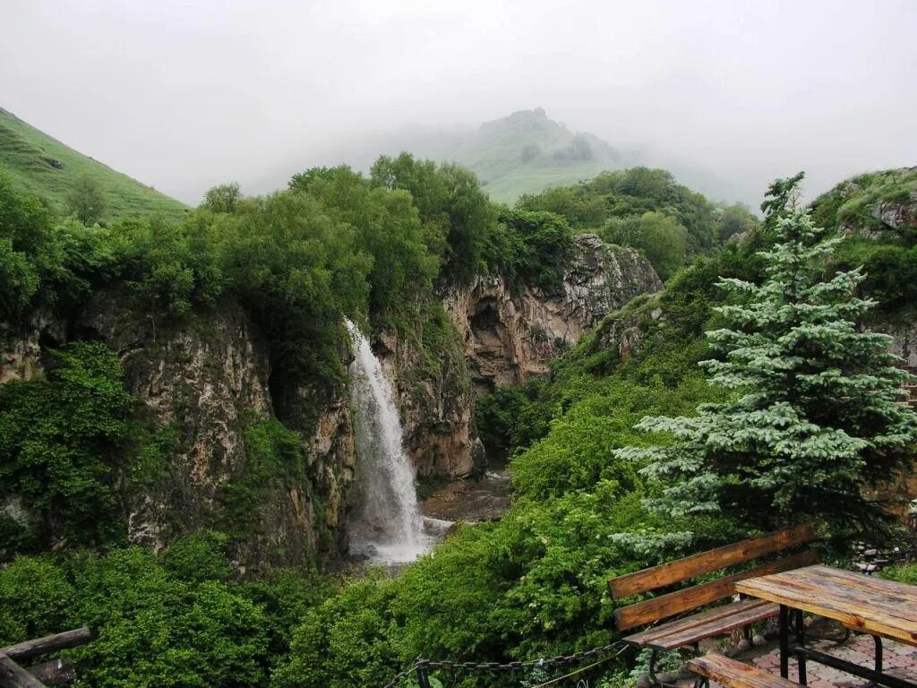 Карачаево черкесия экскурсии. Медовые водопады в Кисловодске Кисловодск. Медовые водопады Кисловодск. Медовые водопады в Карачаево-Черкесии. Медовые горы Кисловодск.