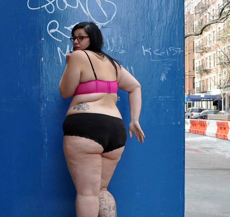 Толстых женщин только в нижней одежде и очень толстых. Грязная толстая женщина. Adipositivity Project 2021. Adipositivity Project feat фото. Толстая мама в душе