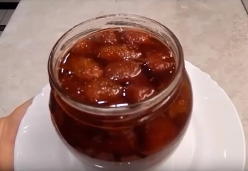 Сироп густой для варенья рецепт. Клубничное варенье. Клубничное варенье приколы. Клубничное варенье пятиминутка. Варенье из виктории пятиминутка.