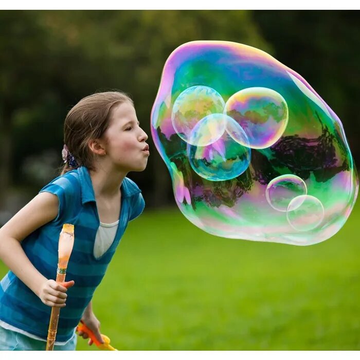 Почему мыльные пузыри получаются. Мыльные пузыри (Bubble maker). Гигантские мыльные пузыри. Разноцветные мыльные пузыри. Надувает мыльные пузыри.