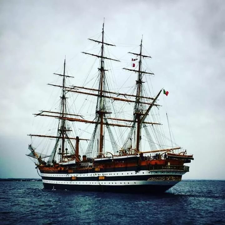 Америго веспуччи портрет. Amerigo Vespucci. Корабль на котором плавал Америго Веспуччи. Америго Веспуччи судно. Итальянский корабль Америго Веспуччи.