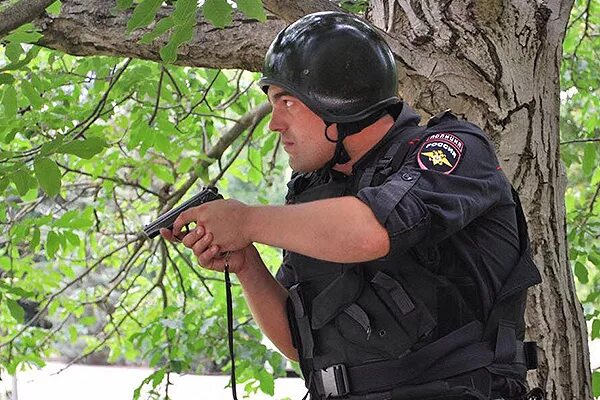 полицейские в засаде фото. перестрелка с копами. полицейские засады. полиция в засаде. гаишники в засаде.