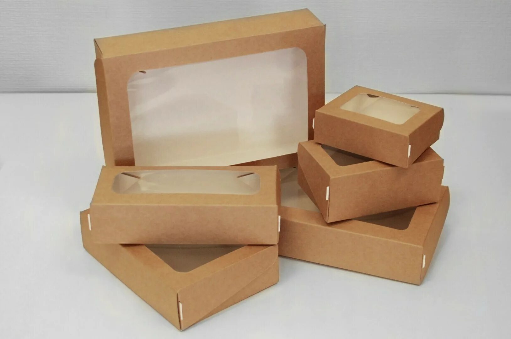 Купить коробку рязань. Крафт коробка с окошком 120х100х60мм. Коробки и упаковка для кондитерских изделий. Картонные коробки с окошком. Коробка для десертов.