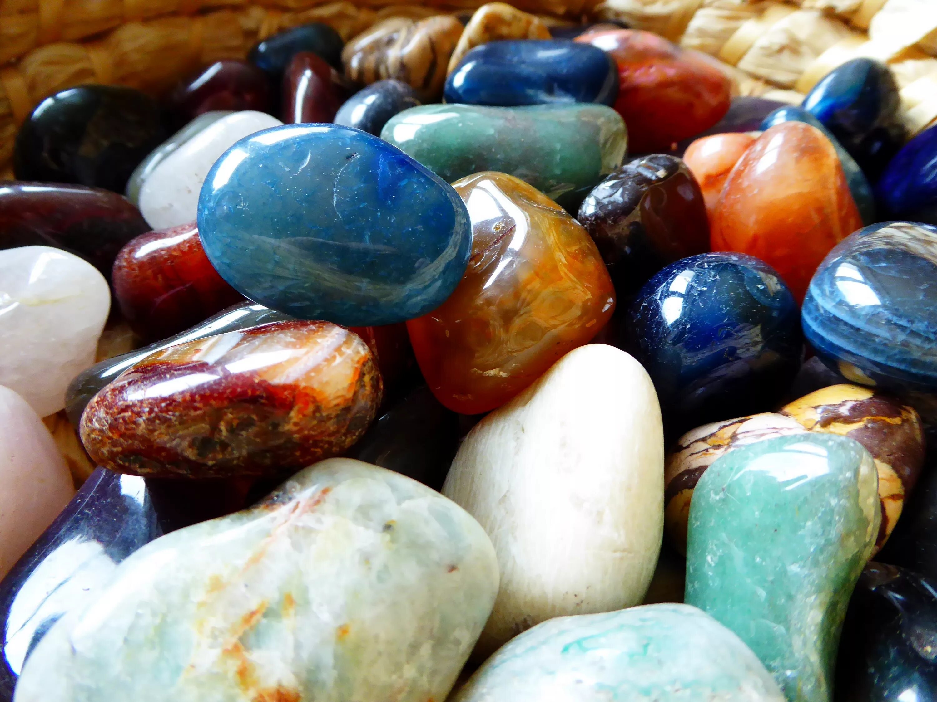 Самоцветы поделочные камни. Самоцветы полудрагоценные камни. Разноцветный полудрагоценный камень. Поделочные цветные камни. Картинки самоцветов