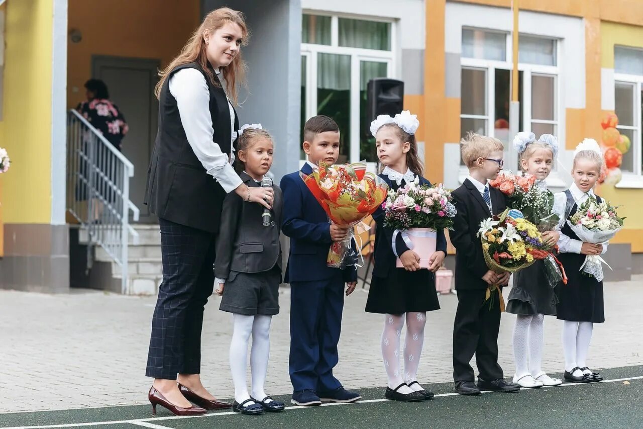 Линейка 1 сентября. Линейка в школе. Школа 1 сентября. Школьники 1 сентября.