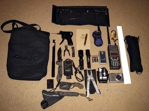 Шпионские наборы настоящие. Снаряжение для выживания в зомби апокалипсисе. Экипировка шпиона. Снаряжение агента. Снаряжение агента.