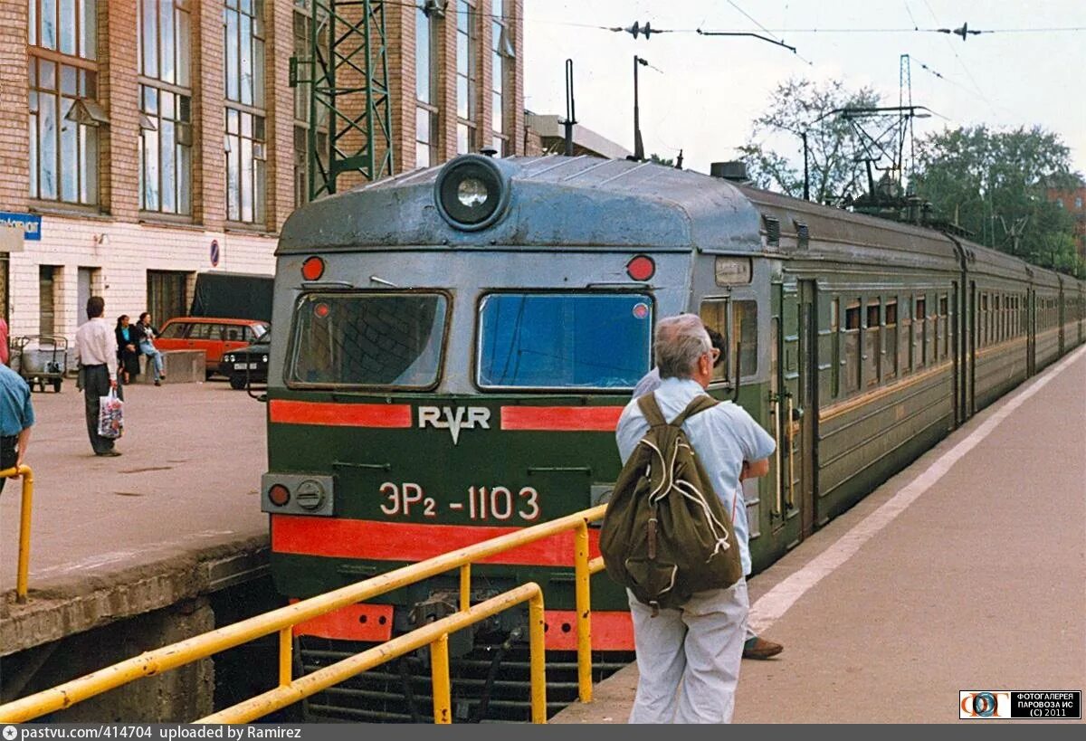 Железные дороги 90. Ярославский вокзал в 90-е. Электричка эр2 СССР. Ярославский вокзал СССР. Поезд электричка.