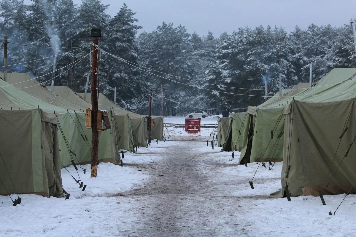 Армейский полевой лагерь палаточный. Военный полевой лагерь РФ. Полевой лагерь в Алабино. Военный полевой лагерь зимой. Служба в полевых условиях