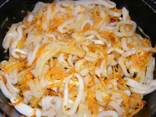 Кальмар рецепт на сковороде простой. Кальмары в сметане с луком и морковью. Кальмары тушеные с луком и морковью. Кальмары в сметане на сковороде с луком и морковью. Кальмары тушеные в сметане.