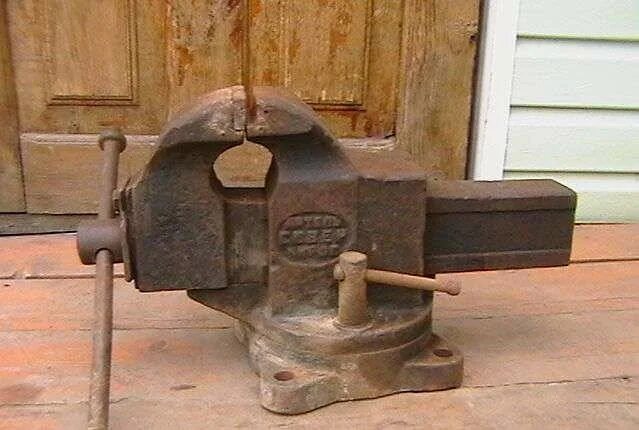 старые тиски. 999мд тиски слесарные. тиски слесарные кмз 1974г. тиски слесарные тсс-140. тиски слесарные старинные ссср.