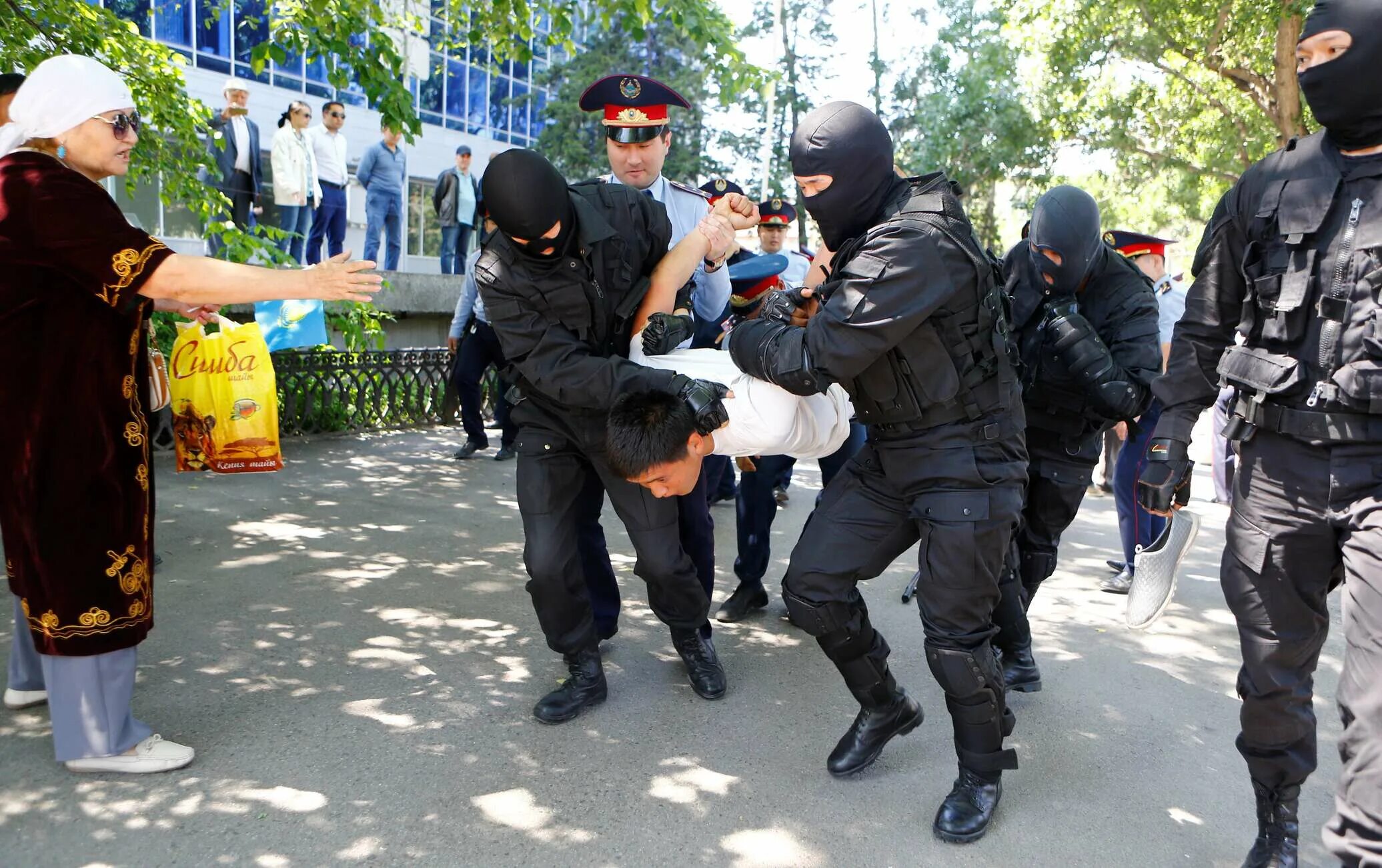 ОМОН Казахстана. ОМОН. Казахский ОМОН. Протесты в Казахстане. Что произошло в казахстане с девушкой