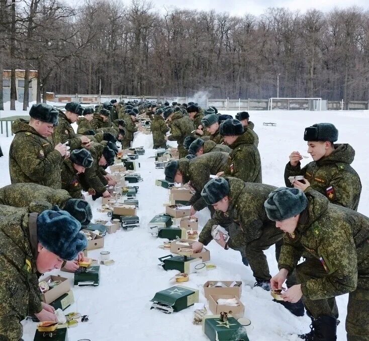 Зимние поля в армии. Солдаты в армии. Военные сборы. Служить в армии.