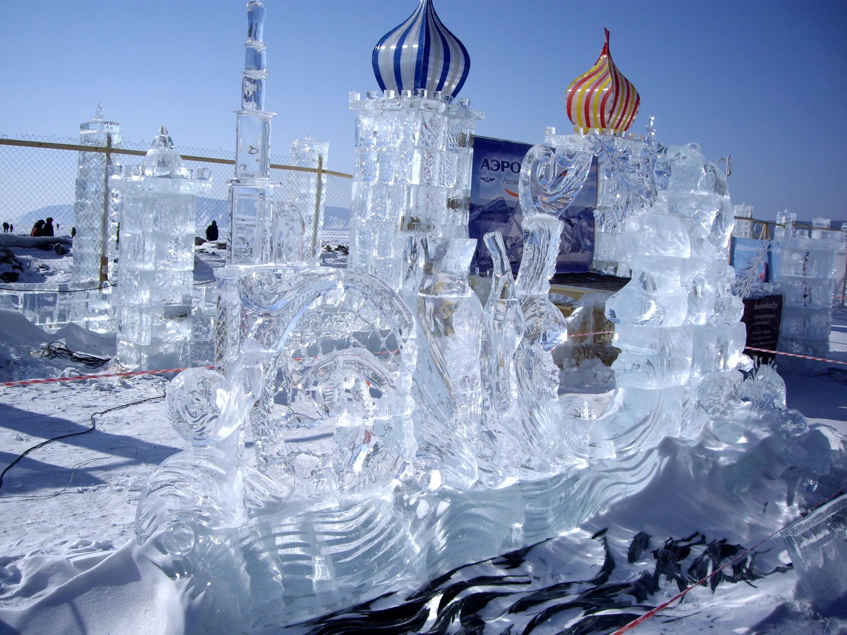 Ледовый городок Листвянка. Листвянка Байкал ледяной городок 2021. Ледовые скульптуры Иркутск. Ледяные фигуры. Включи где лед