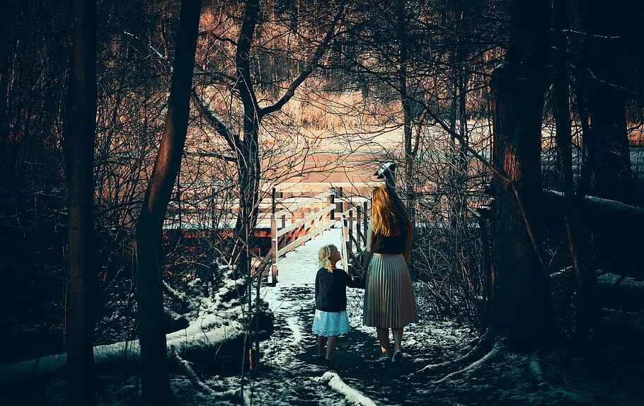 Daughter night. Прогулка ночью в лесу. Мама и дочь атмосферные фотографии. Девушка с дочерью в ночи. Ночь с дочкой в лесу.