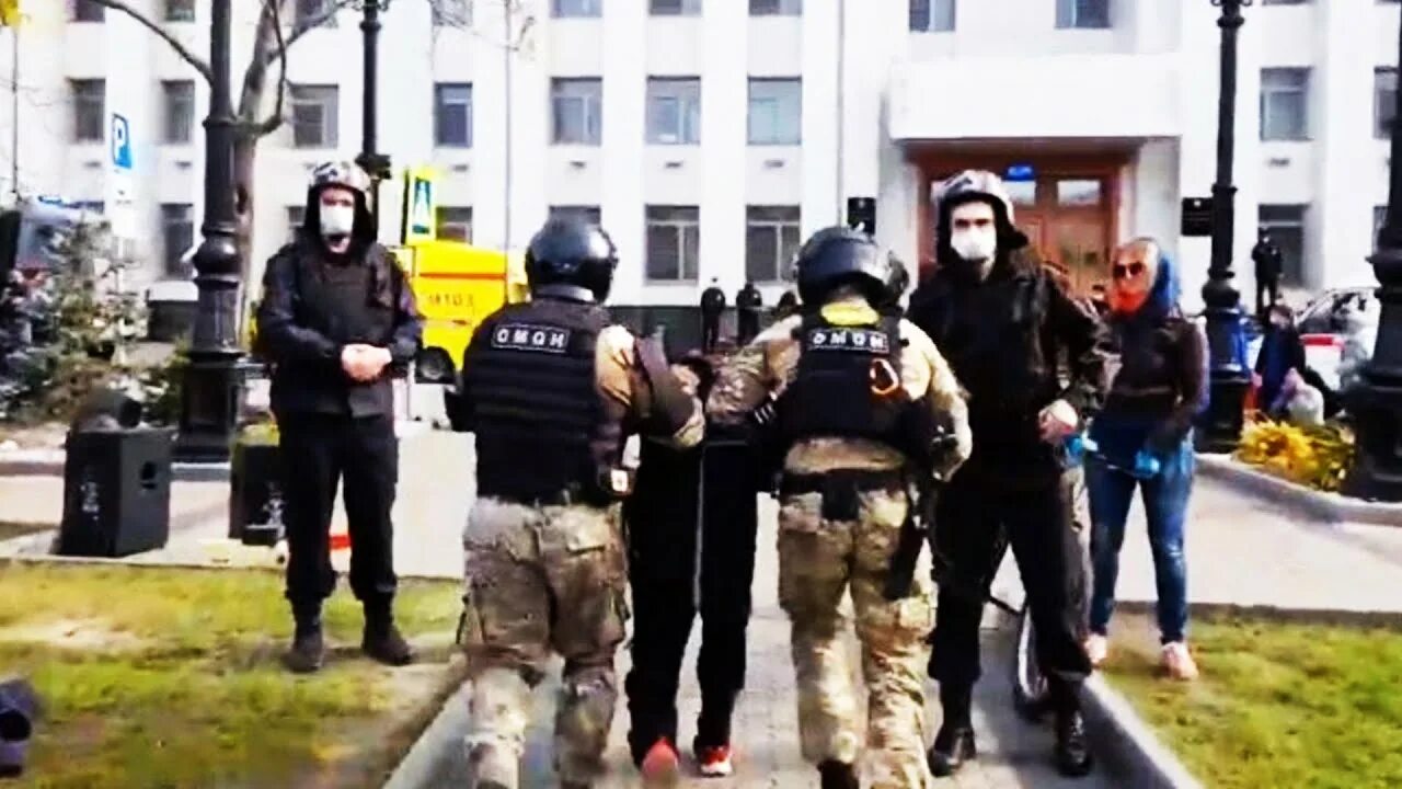 Хабаровск заблокировали омон. Протесты в хабаровске омон. Митинг в хабаровске 2020 омон. Хабаровск заблокировали омон. Сочинский омон.