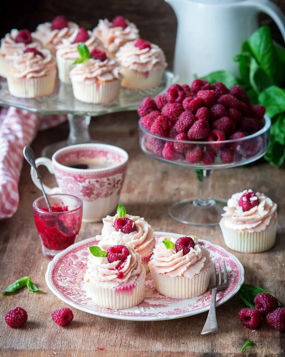 Вкусного дня фото. Капкейки фисташка малина. Трайфл фисташковый мусс. Красивые пирожные. Красивые сладости.