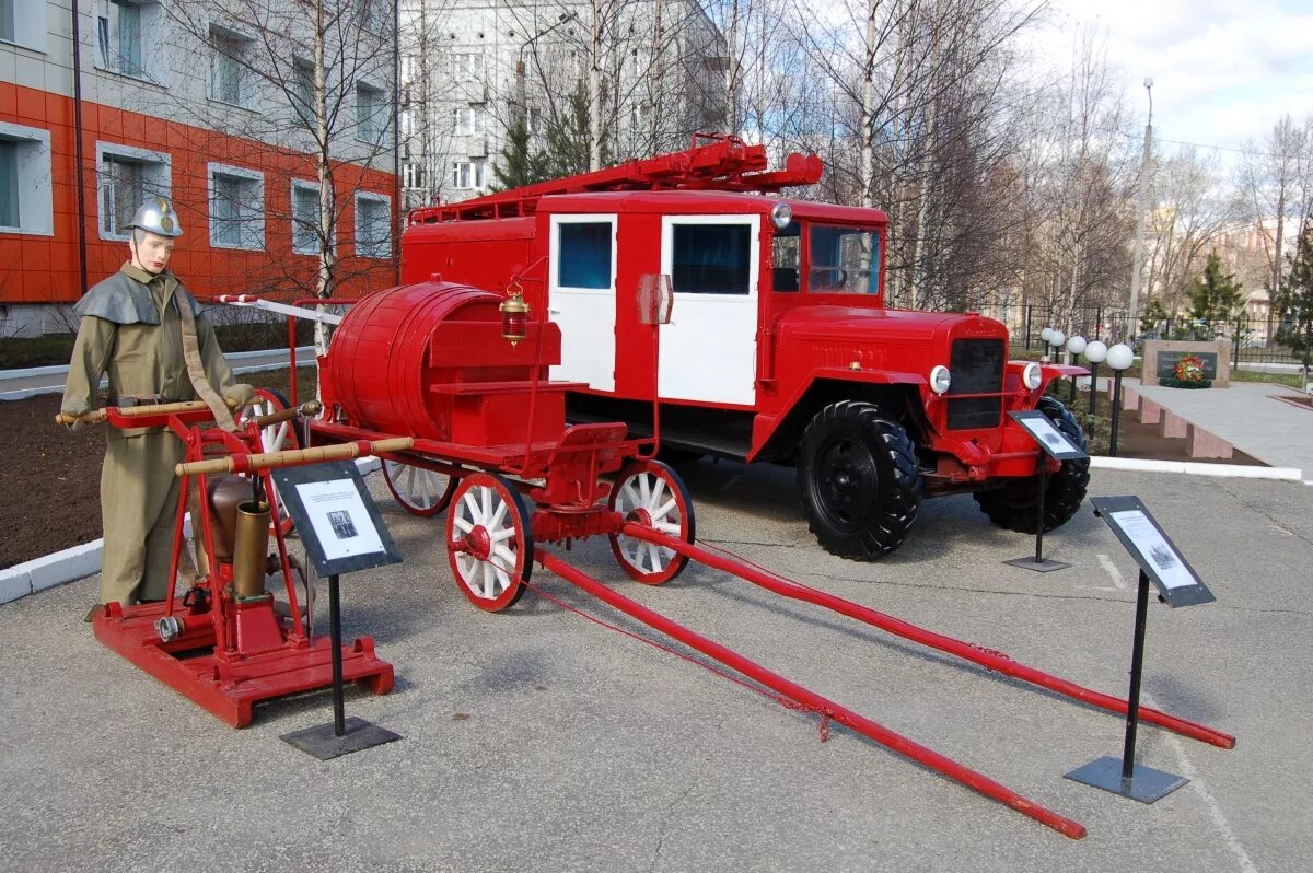 Машинка пожарная 112 МАФ. Памятник пожарному автомобилю. Пожарные машины памятники в России. Скульптура пожарного.