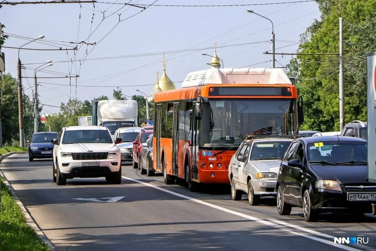 Выделенная автобусная полоса. Автобусная полоса. Выделенная полоса для общественного транспорта. Полосы для авы. Выезд на автобусную полосу.