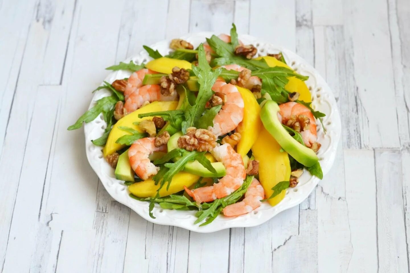 Салат креветки манго авокадо. Авокадо манго руккола. Салат руккола манго креветки. Руккола с манго и креветками. Салат с креветками авокадо соусом манго.