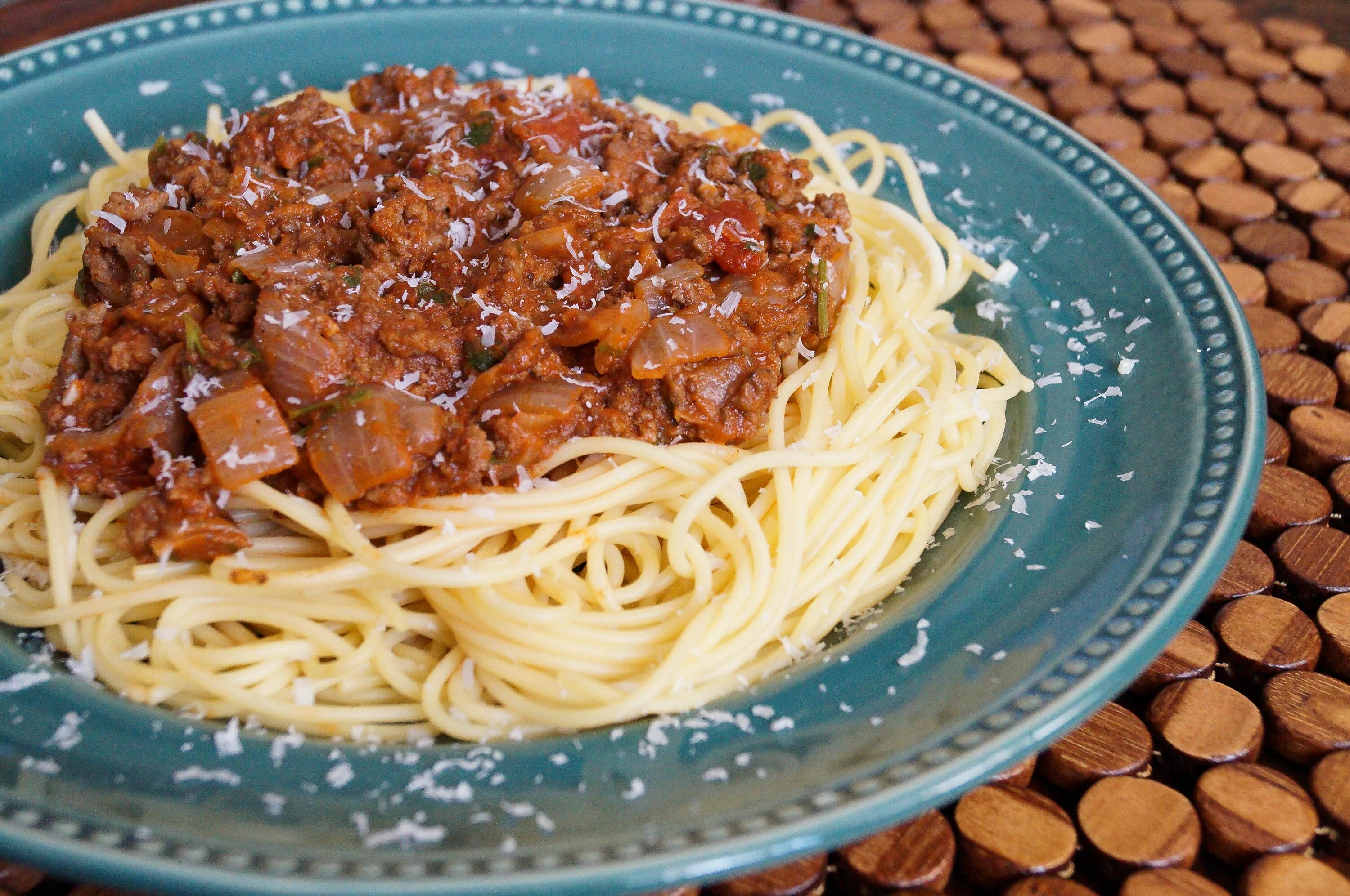 Мясо со спагетти. Макароны с мясным соусом. Макароны по флотски с томатной пастой. Вермишель с мясом. Мясо со спагетти.