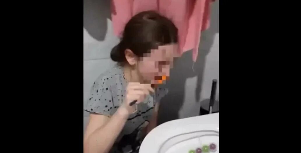 Дети ругаются матом. Девушка чистит зубы. Девочка на унитазе.